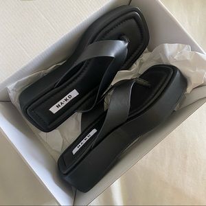 NA-KD Fashion Thong Flatform Sandals in black | BRAND NEW